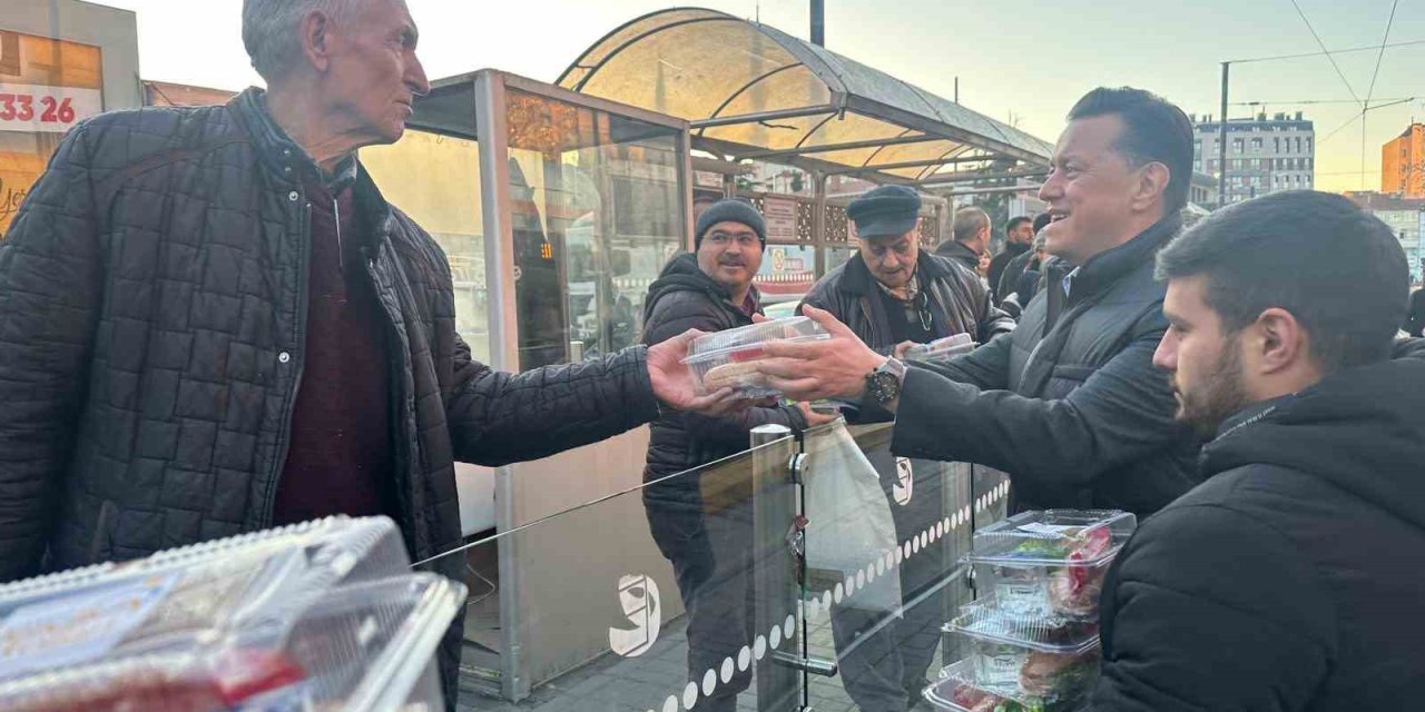 Milletvekili Hatipoğlu, Vatandaşlara İftarlık İkramında Bulundu