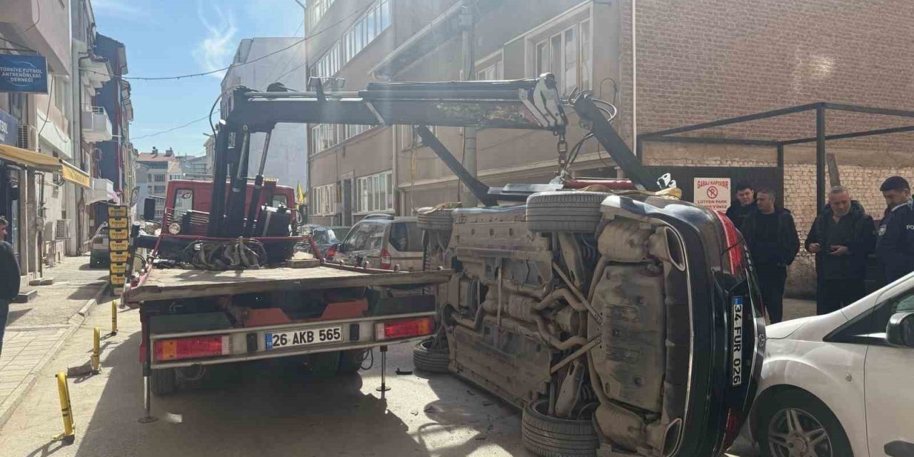 Kaldırılmak İsterken Çekiciden Düşen Lüks Araçta Ağır Hasar Oluştu