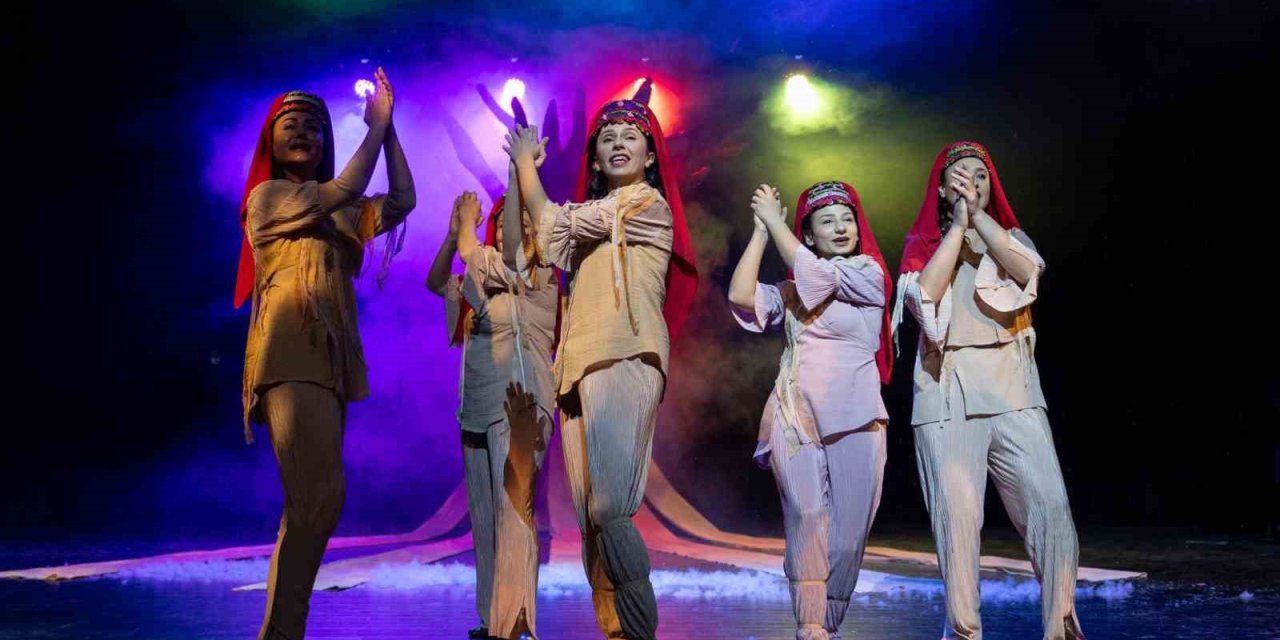 Mersin Şehir Tiyatrosu, ’ben Anadolu’ Oyunun Prömiyerini Yaptı