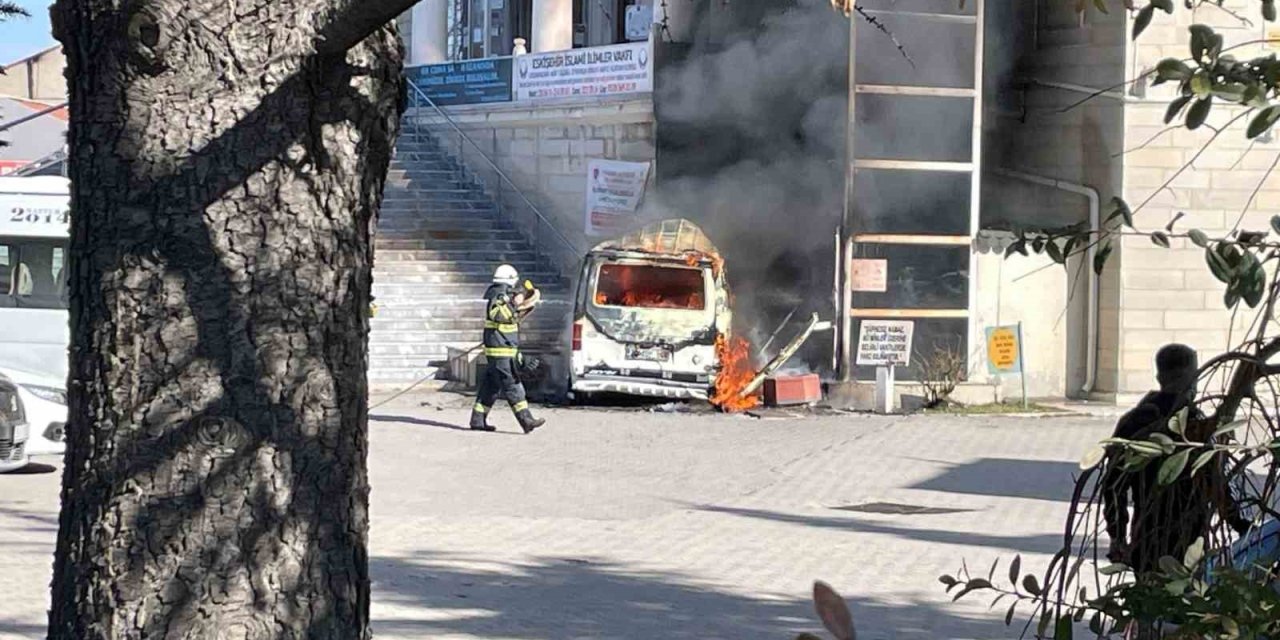 Eskişehir’de Faciadan Dönüldü: İçerisinde 4 Çocuğun Bulunduğu Araç Cayır Cayır Yandı