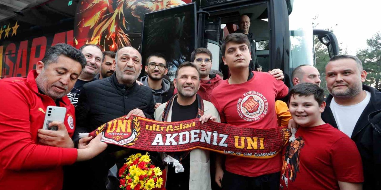 Galatasaray, Antalya’da Sevgi Gösterileri İle Karşılandı