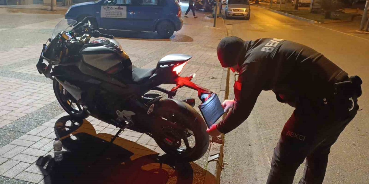 Motosikletin Plakasını Bereyle Kapatan Sürücü Kaza Yapınca Ceza Yedi