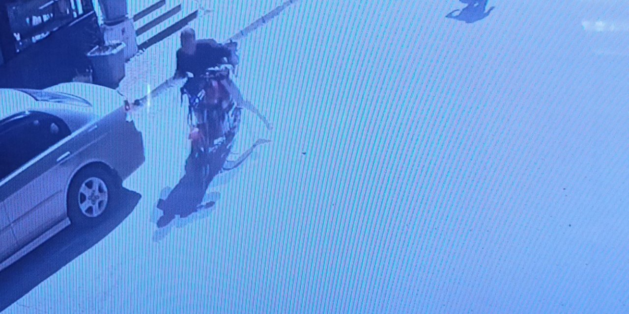 Kaza Yapan Motosiklet Sürücüsü Acısını Unutup Motosikleti Kaçırdı, Tedavi İçin Yaya Olarak Geri Geldi