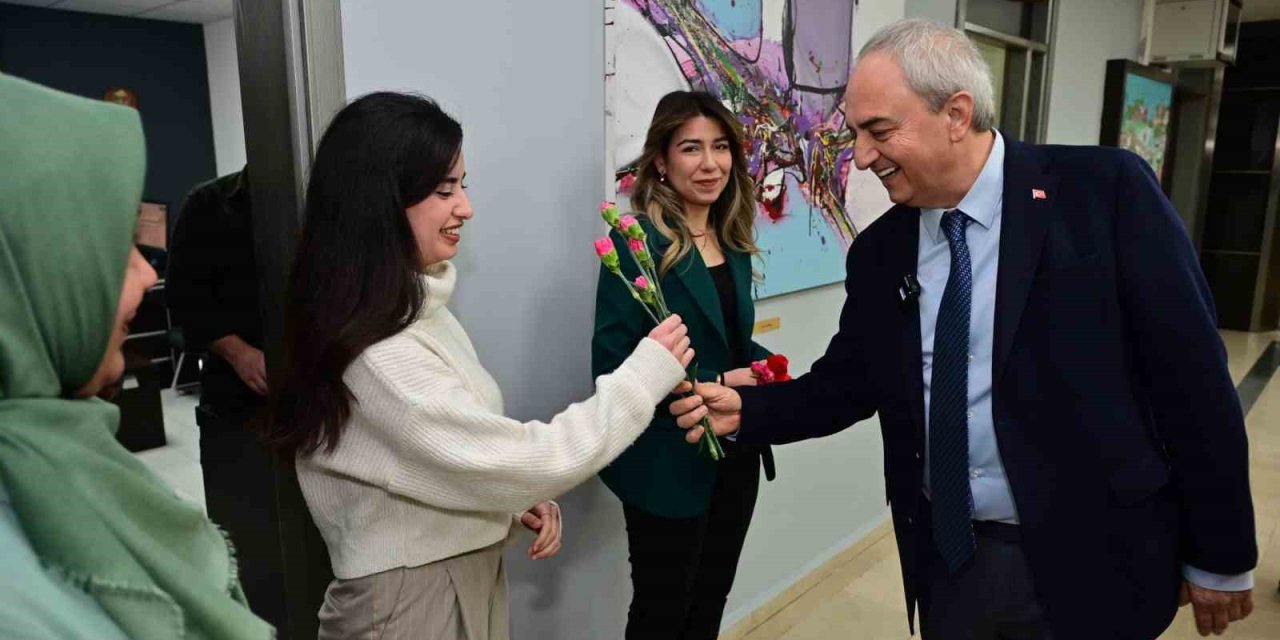 Kocagöz’den Belediyenin Emekçi Kadınlarına Karanfil