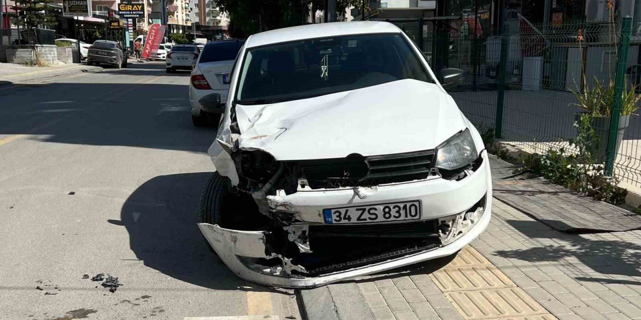 Otomobile Çarpan Motosikletin Sürücüsü Havaya Uçtu