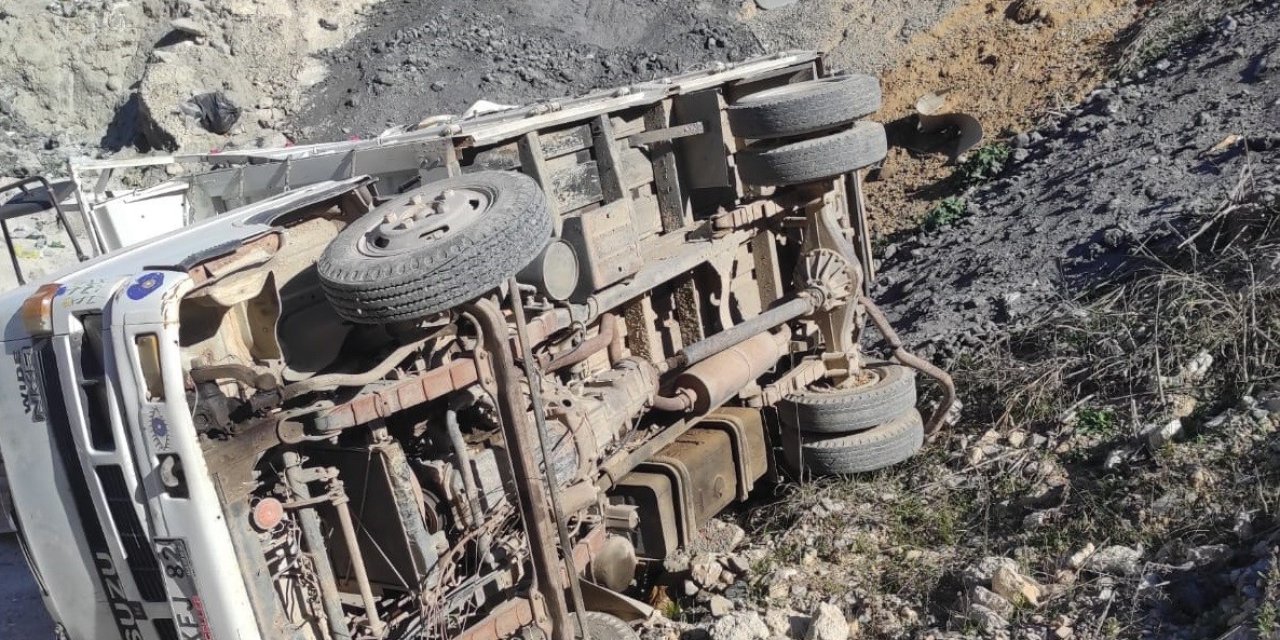 Kamyonet Şarampole Devrildi: 3 Yaralı