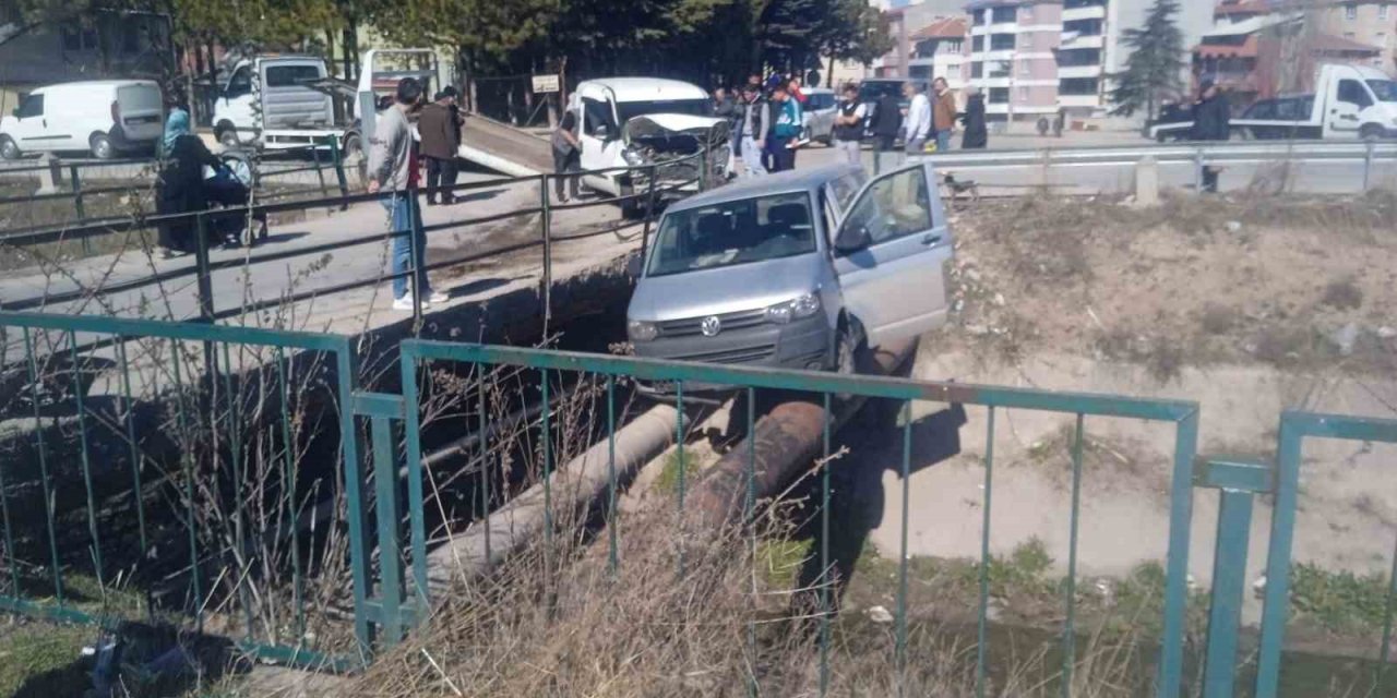 Kaza Sonrası Araç Borularının Üstünde Asılı Kaldı