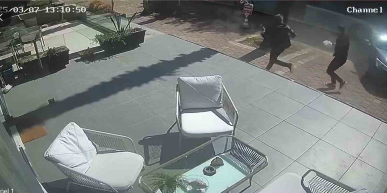 Halk Otobüsü Park Halindeki 4 Araca Çarptı, Ortalık Savaş Alanına Döndü