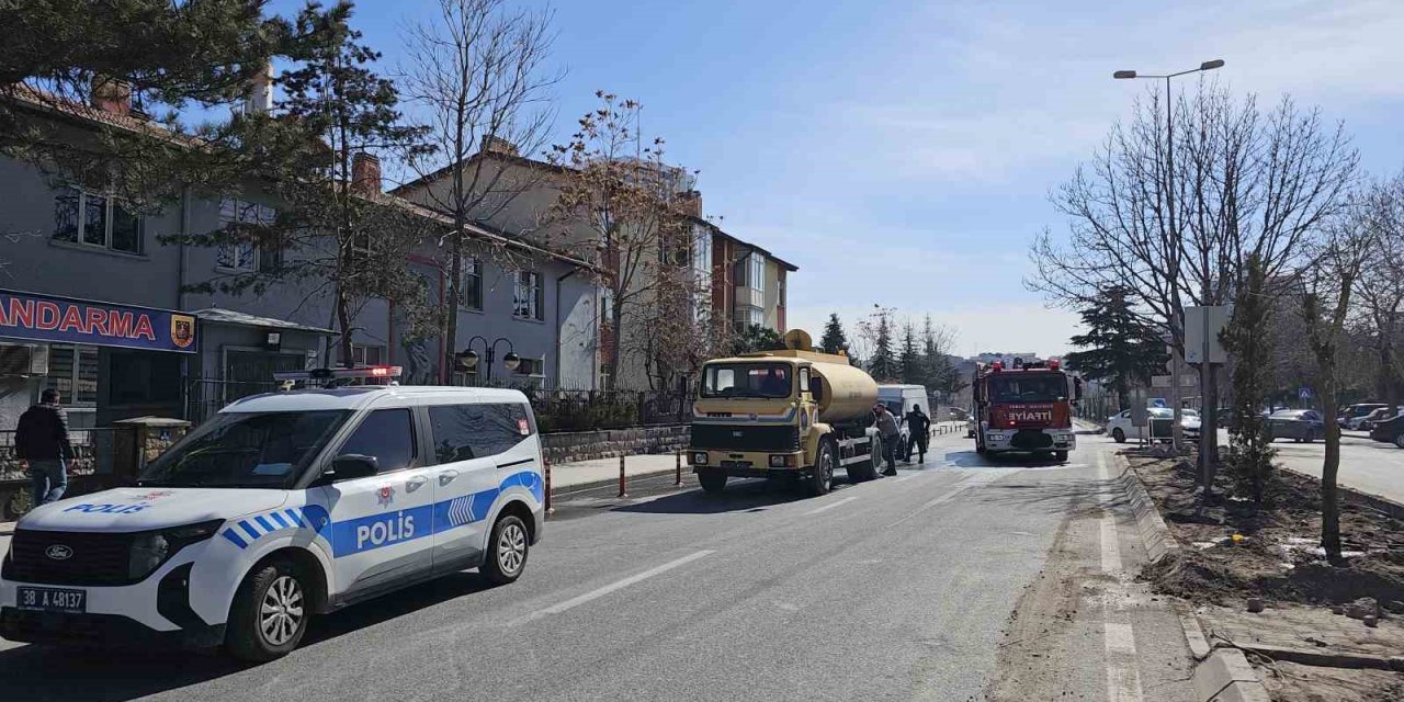 Yanan Kamyoneti O Sırada Yoldan Geçen Su Tankeri Söndürdü