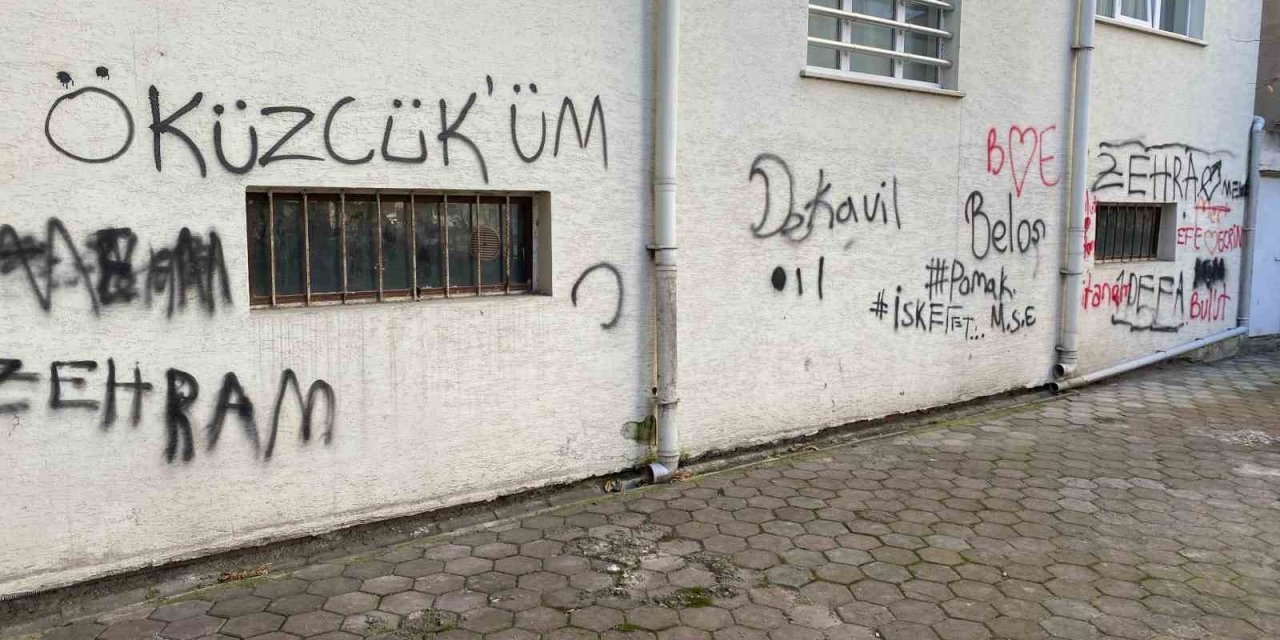 Çocuk Parkında Oluşan Ses Ve Çevre Kirliliği Mahalle Sakinlerini Rahatsız Ediyor