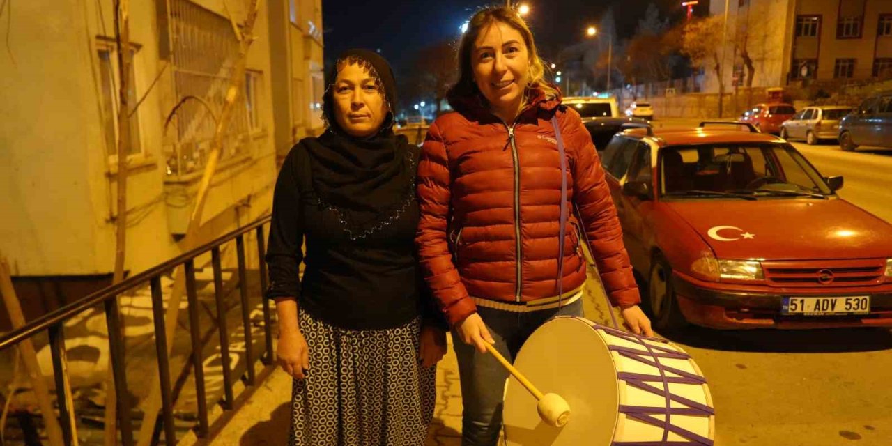 Niğde’nin ’kovboy Muhtar’ı Bu Kez Eline Davulu Aldı, Mahalleliyi Manilerle Sahura Kaldırdı