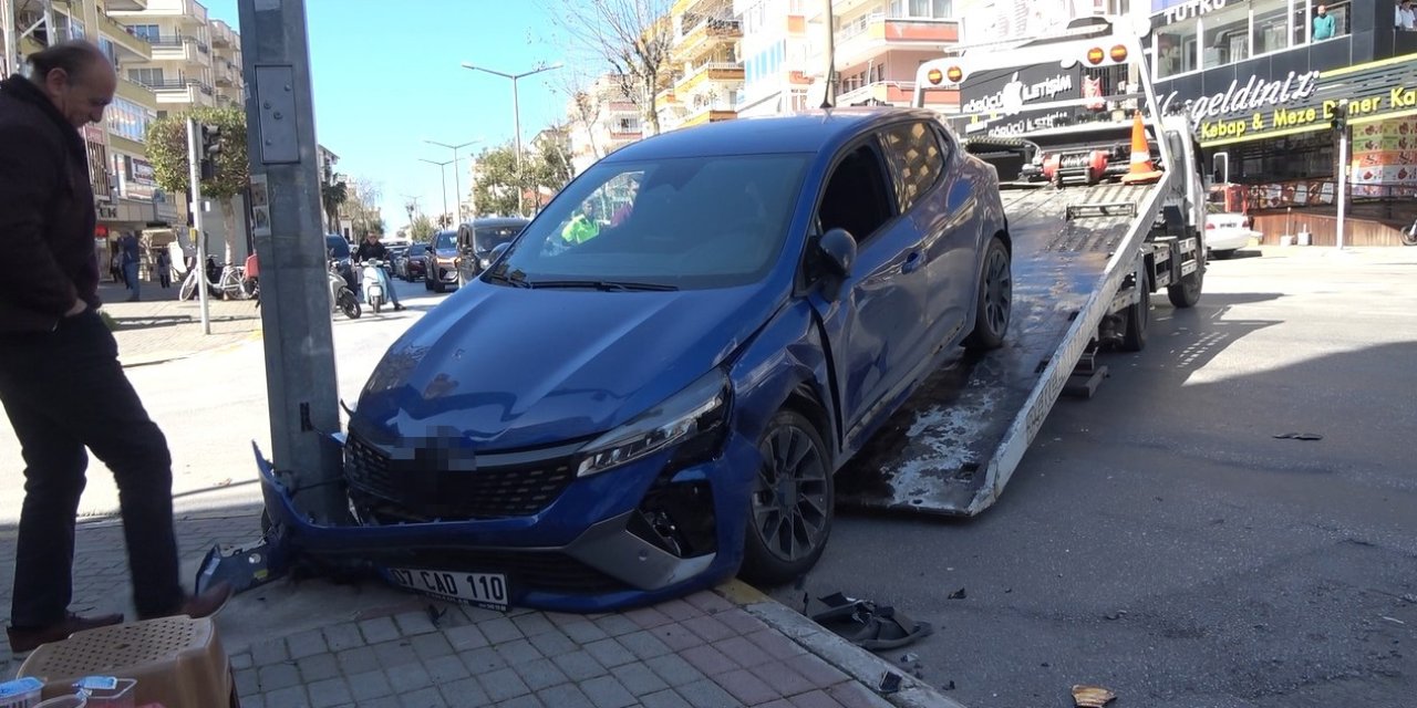 İki Araç Kavşakta Çarpıştı, Otomobil Güvenlik Kamerası Direğine Çarparak Durabildi