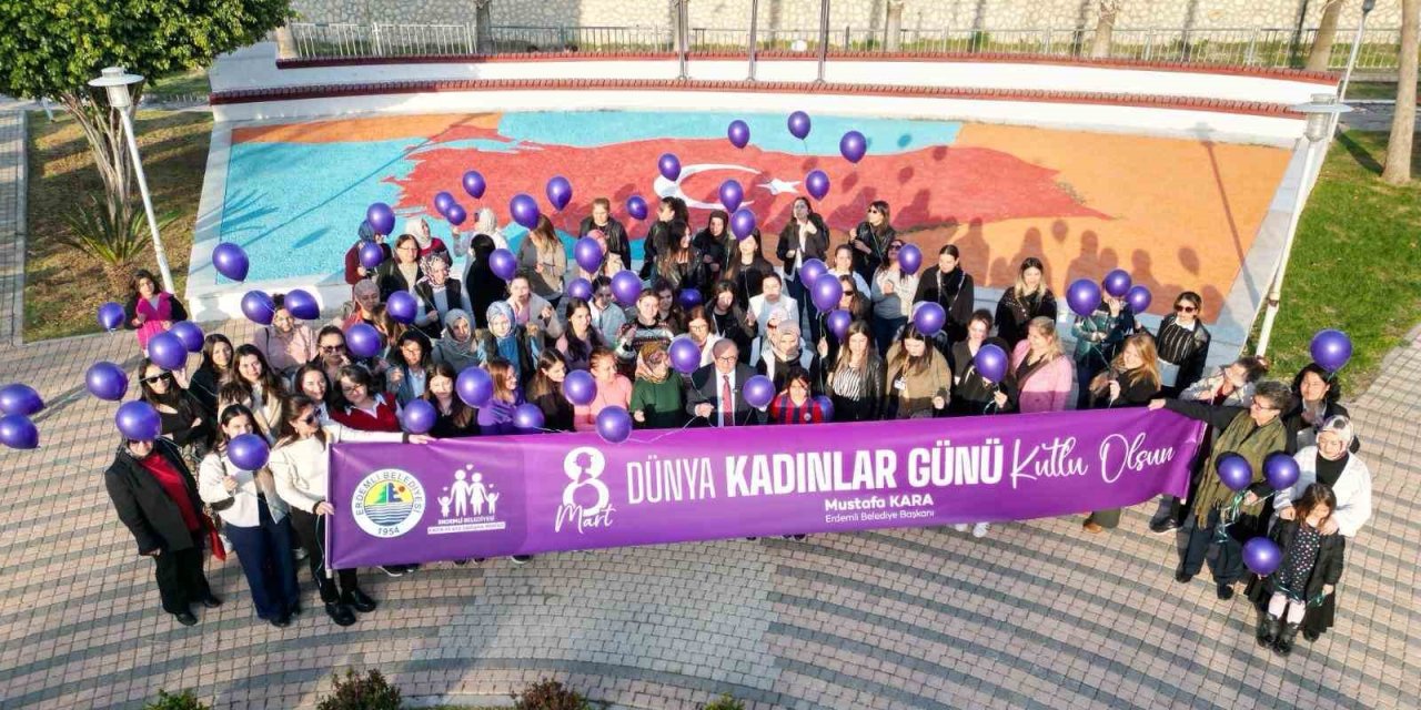 Kadınlar Gökyüzüne Mor Balon Bıraktı