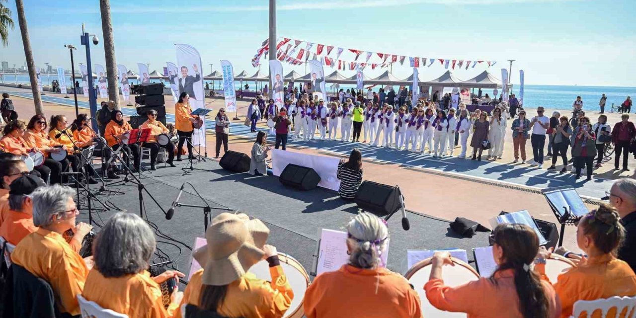 Mersin’de Kadınlar ’kadınlar Günü’nü Kutladı