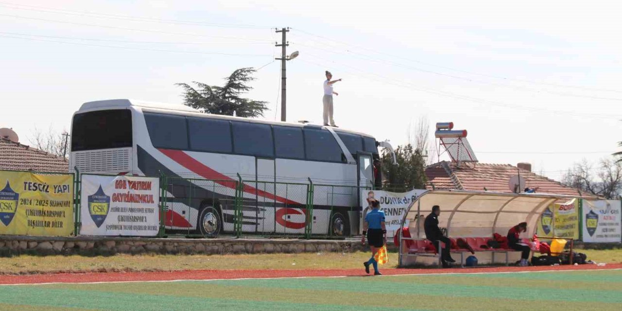 Cezalı Kadın Teknik Direktör, Takım Otobüsünün Üzerinde Oyuncularına Taktik Verdi