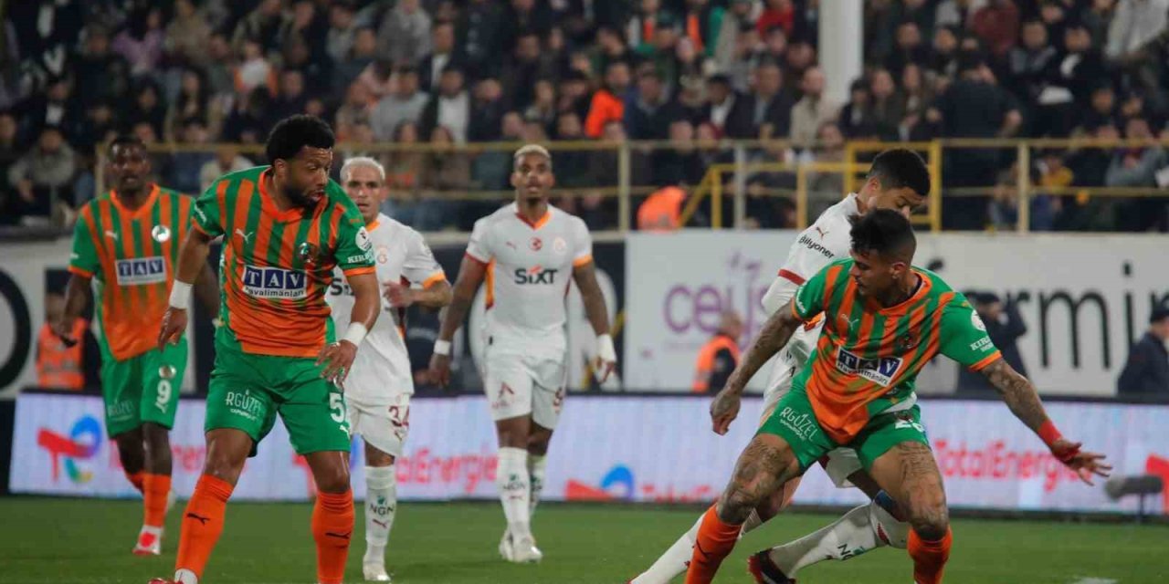 Trendyol Süper Lig: Corendon Alanyaspor: 1 - Galatasaray: 0 (ilk Yarı)