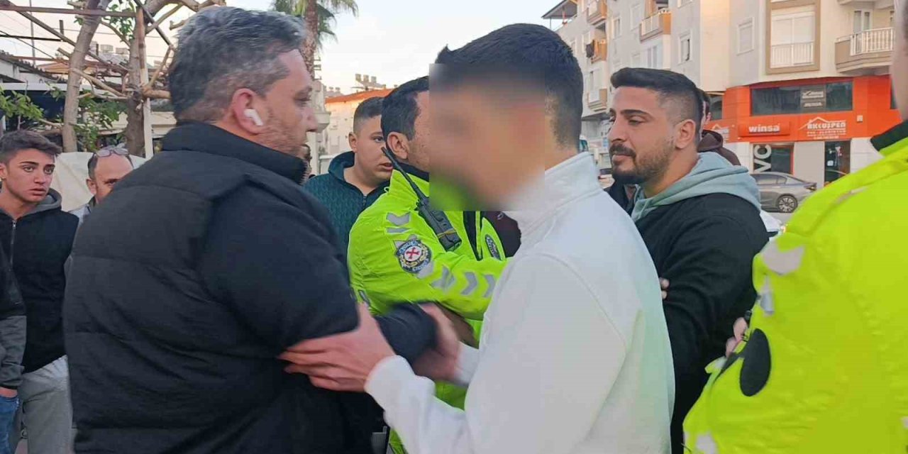 Kazayı Gören Vatandaş ‘trafik Polisi’ Rolüne Girince Ortam Gerildi