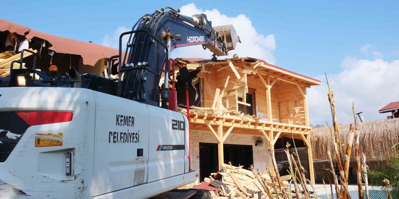 Kemer’de Kaçak Yapı Yıkıldı