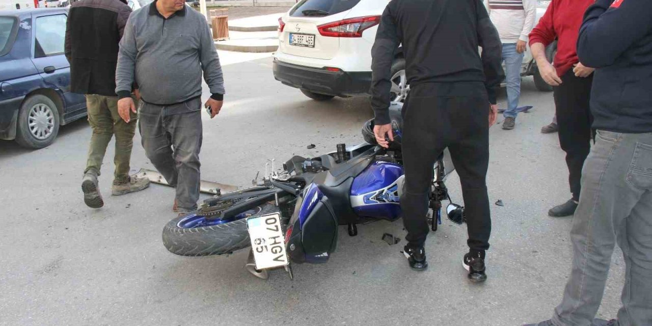 Motosiklet Sürücüsü Kazayı Hafif Sıyrıklarla Atlattı.