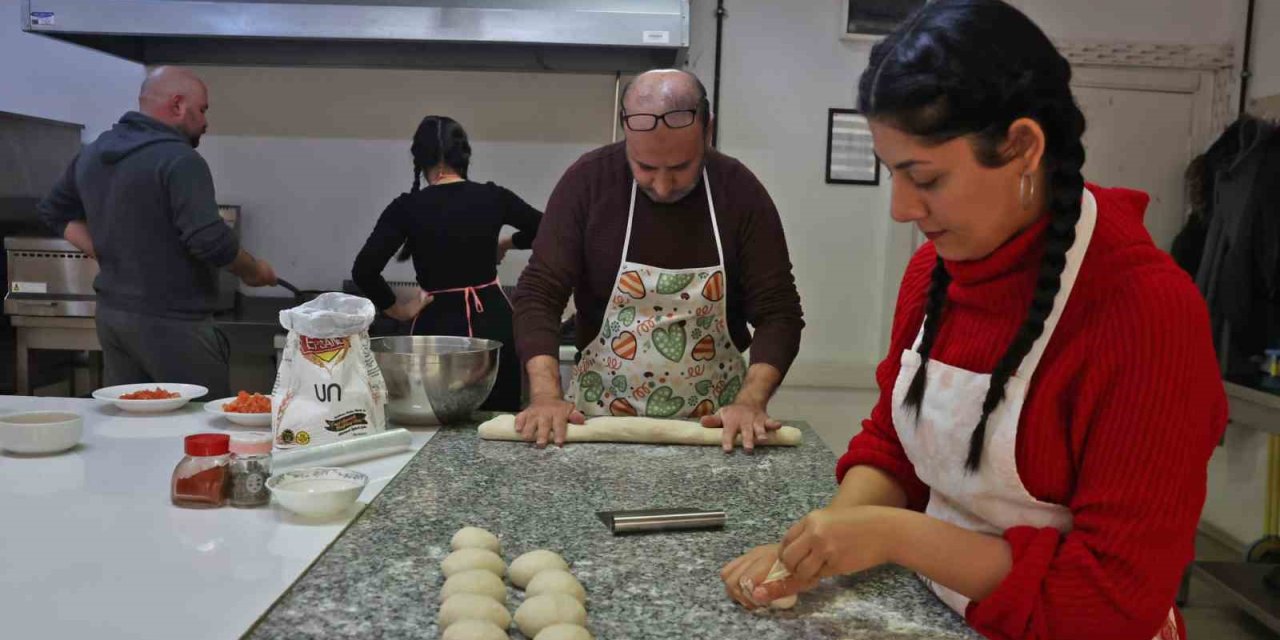 (düzeltme) Erkekler Hamur Açıyor, Kadınlar İş Hayatına Adım Atıyor