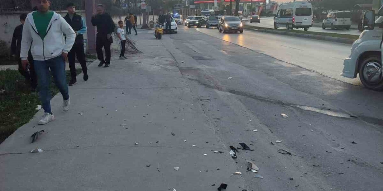 Tarsus'ta Otomobil Kaldırıma Çıktı: 3 Yaralı