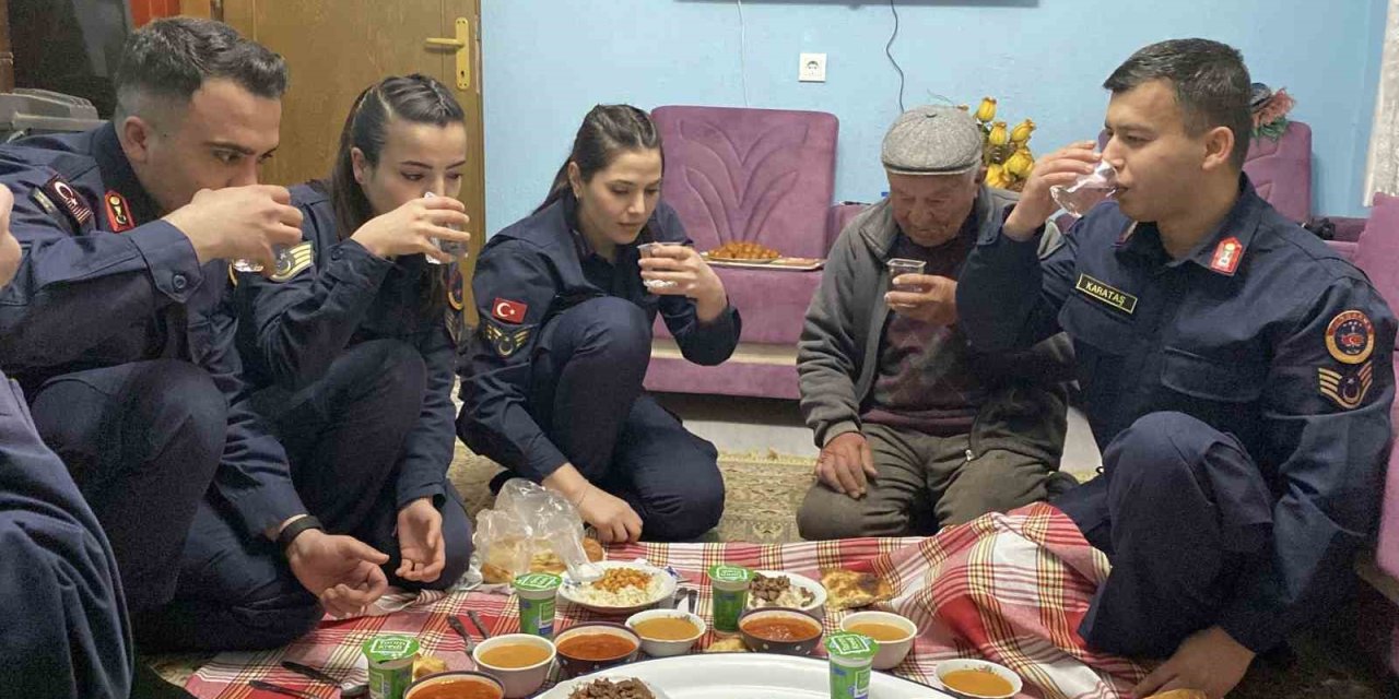 Jandarmadan Gaziye Sürpriz İftar