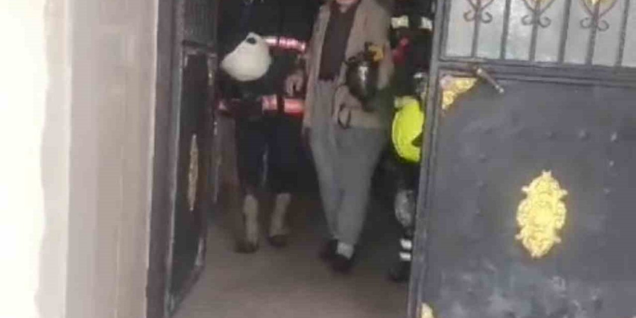 Mersin'de İtfaiye Yaşlı Adamı Kurtardı