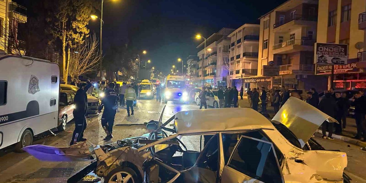 Antalya'da Tofaş'ın Hurdaya Döndüğü Kazada 2 Kişi Yaralandı