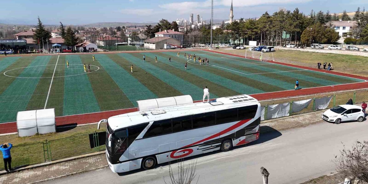 Kadın Teknik Direktör Takımını Bir Maç Daha Otobüsün Üstünden Yönetecek