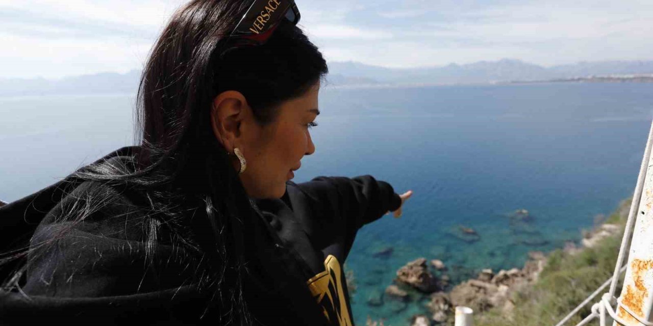 Akdeniz Foku Gözüne Kestirdiği Vatozu Parçalayarak Avladı