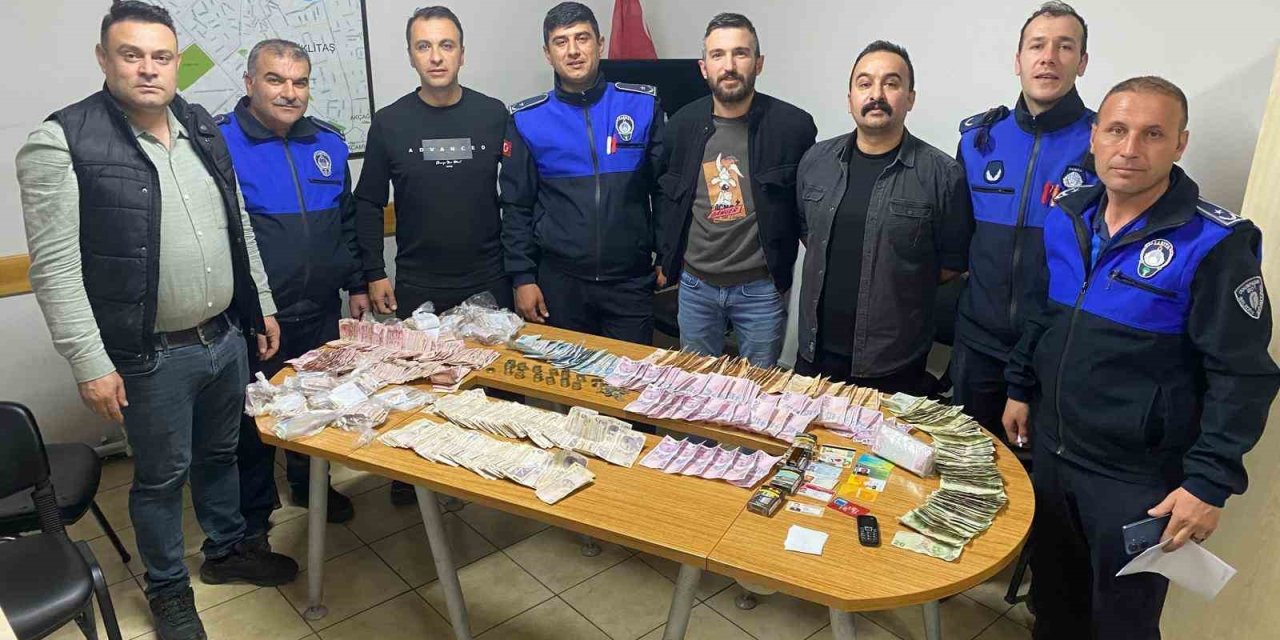 Görme Engelli Taklidi Yapan Dilencinin Üzerinden 32 Bin Lira Çıktı