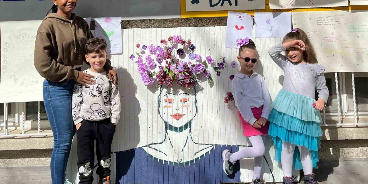 Kurs Öğrencileri Çiçeklerle Kadın Tablosu Yaptı