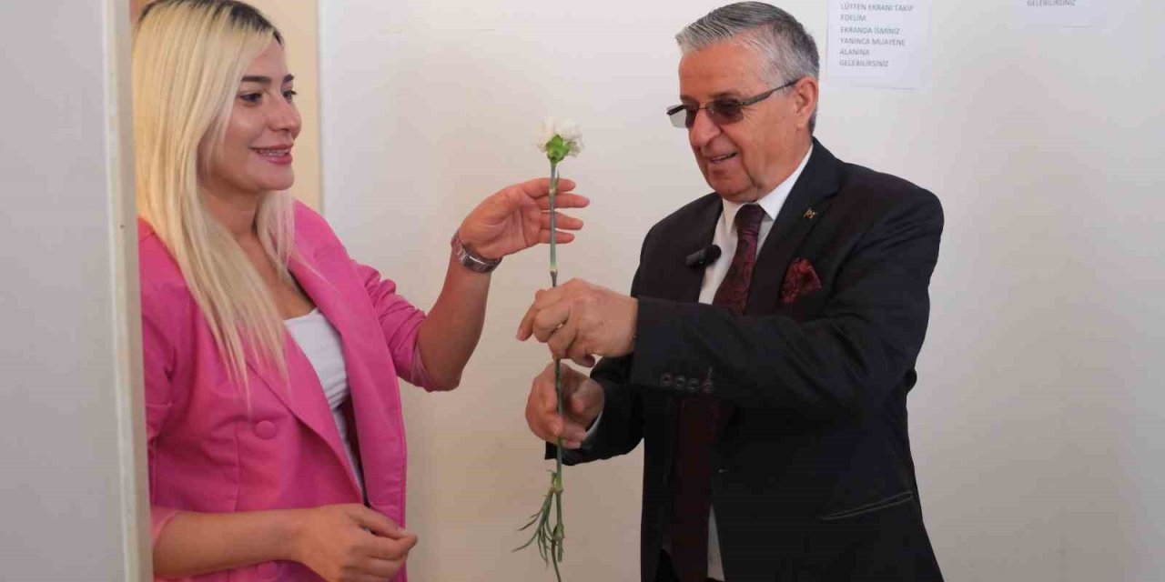 Kemer’de Sağlık Çalışanlarına Karanfil