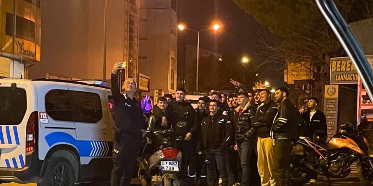 Polisten Gençlere Önce Uyarı Ve Bilgilendirme, Sonra Selfie