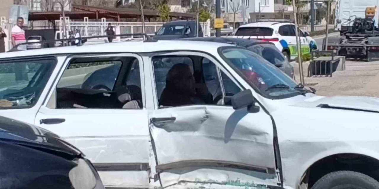 Kazadan Yara Almadan Kurtuldu, Aracında Oturup Üst Üste Sigara İçti