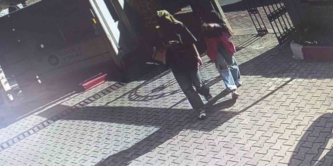 Yaptıkları Paylaşımla Tepki Çeken Genç Kızlar, Mezarlığa Farklı Kıyafetlerle Girmişler