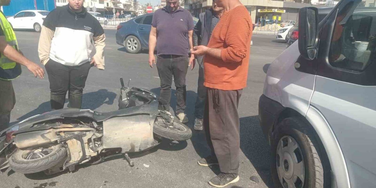 Minibüs İle Çarpışan Motosikletin Sürücüsü Yaralandı