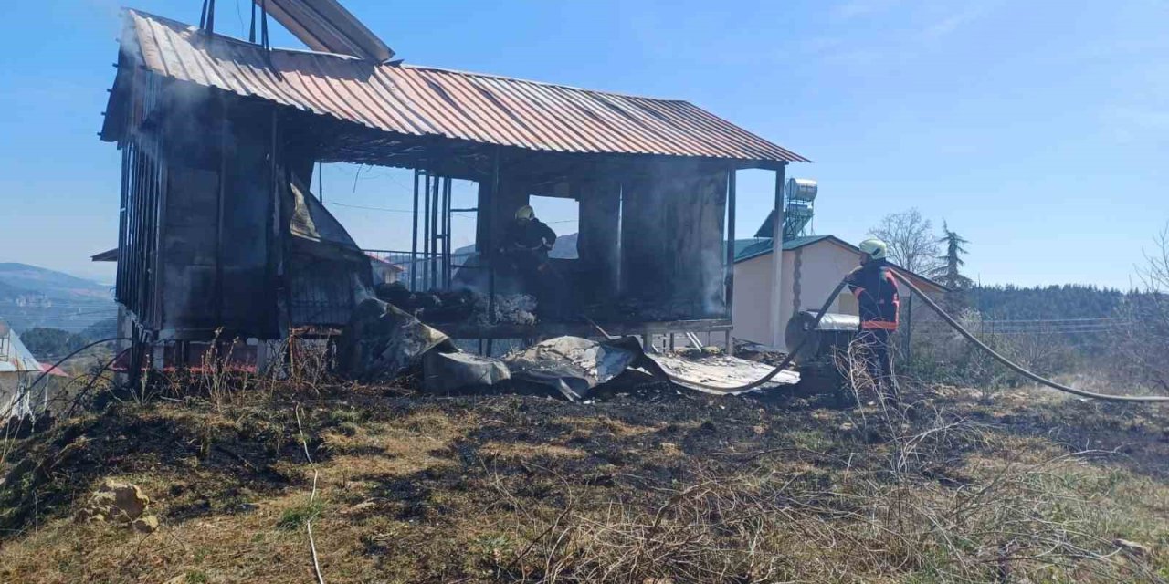 Mersin’de Yayla Evi Yandı