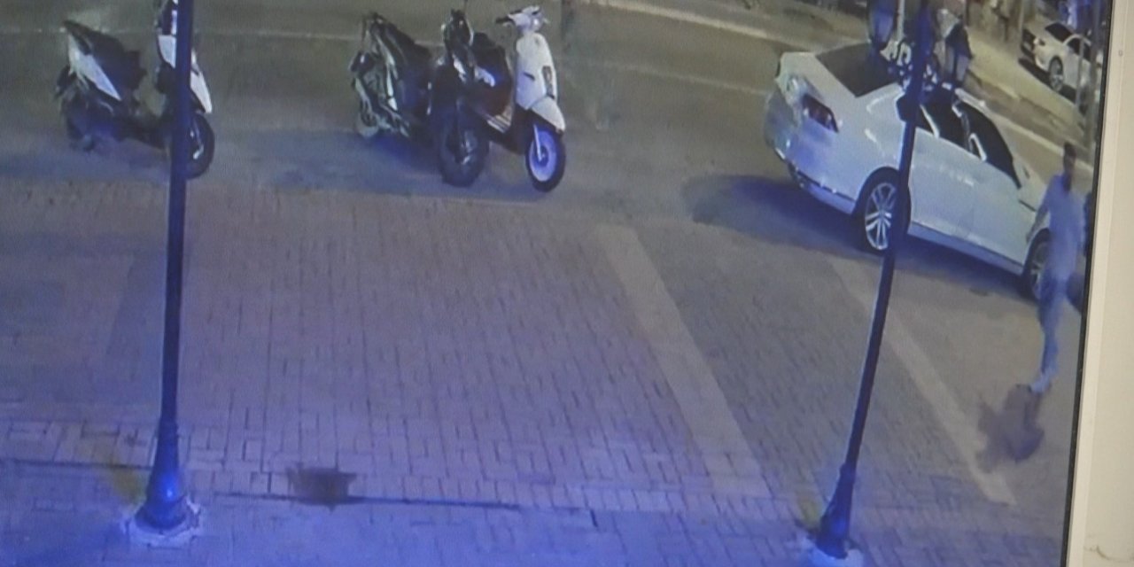 Sokak Ortasında Tartıştığı Kişiyi Bıçaklayıp Kaçtı