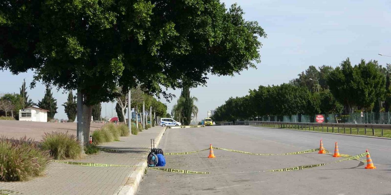 Yol Kenarına Bırakılan Valiz Ve Çantalar Polisi Alarma Geçirdi