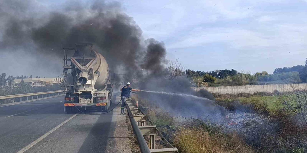 Araçtan Atılan Sigara Yol Kenarında Yangın Çıkardı, İlk Müdahale Beton Mikserinden Geldi