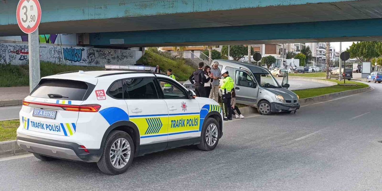 Hafif Ticari Araç Refüje Çıktı: 1 Yaralı