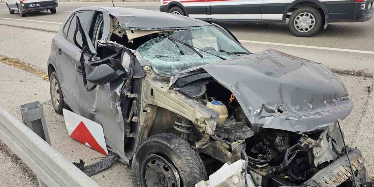 Aksaray'da Otomobil Kamyona Çarptı: 3 Yaralı