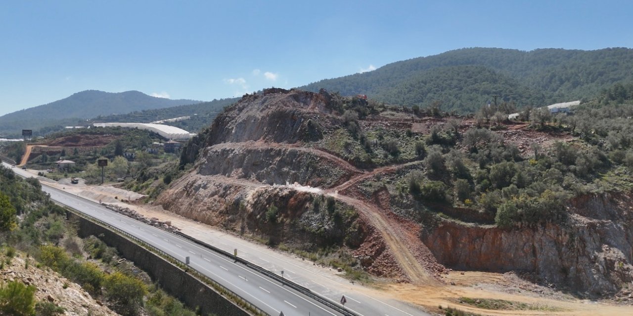 Dinamitle Dağda Kontrollü Patlama Yine Korkuttu
