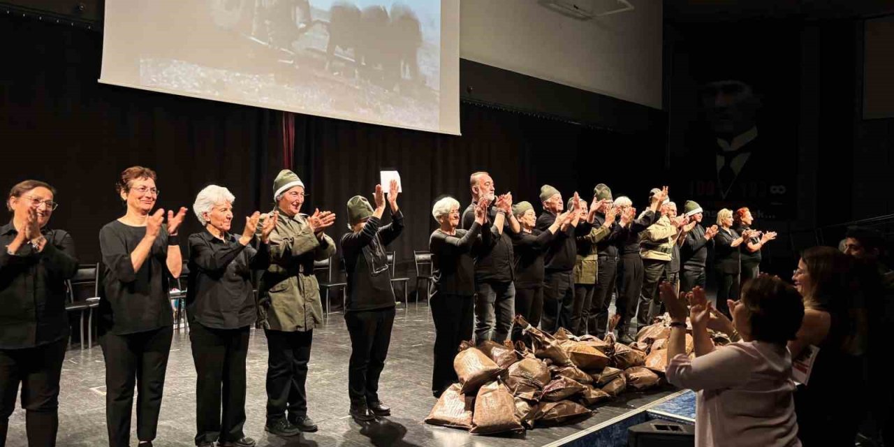 Antalya’da Yaşlı Evi Üyelerinden Çanakkale Zaferi Anma Gösterisi