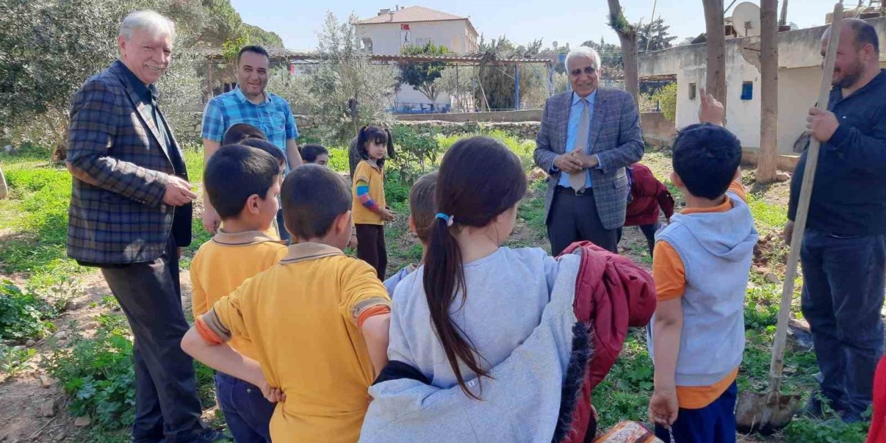 Çocuklar Fidanları Toprakla Buluşturdu
