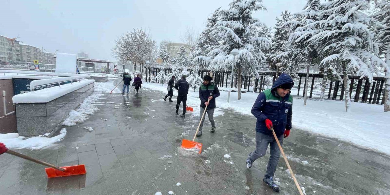 Büyükşehir, Karla Mücadelede 174 Mahalle Yolunu Ulaşıma Açtı