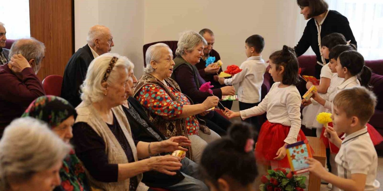Es Çocuk Evi Öğrencileri Büyüklerini Yalnız Bırakmadı