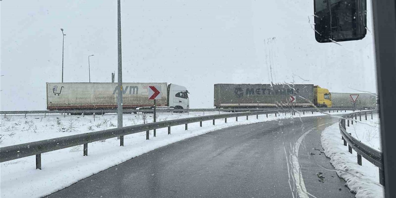 Tırların Ulaşımına Kar Engeli