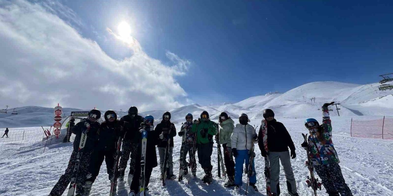 Avrupa’dan Gelen Gönüllüler Erciyes’te Kayak Öğrendi
